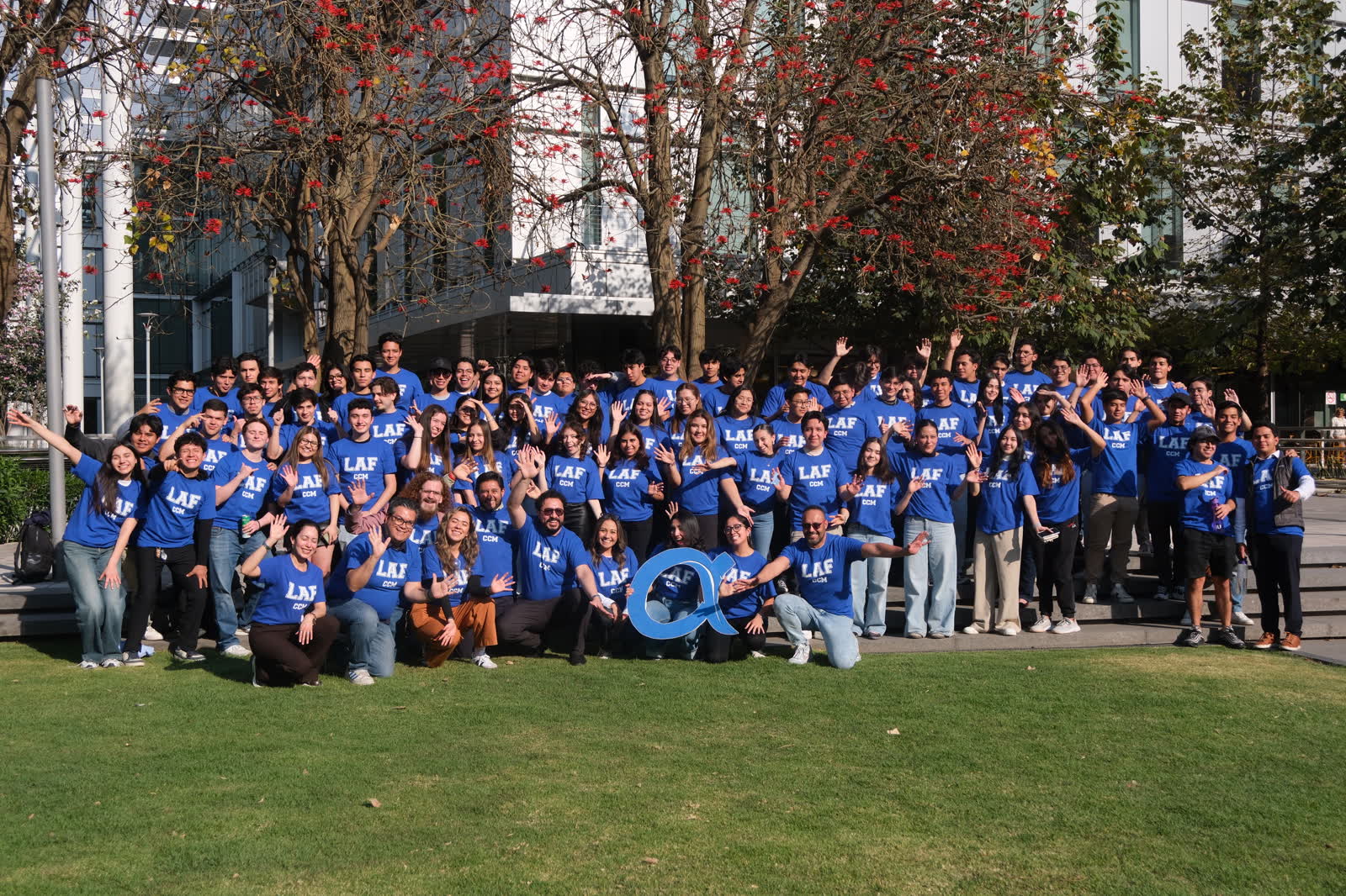 Comunidad LAF del Tec de Monterrey CCM reunida en el campus con la letra alfa